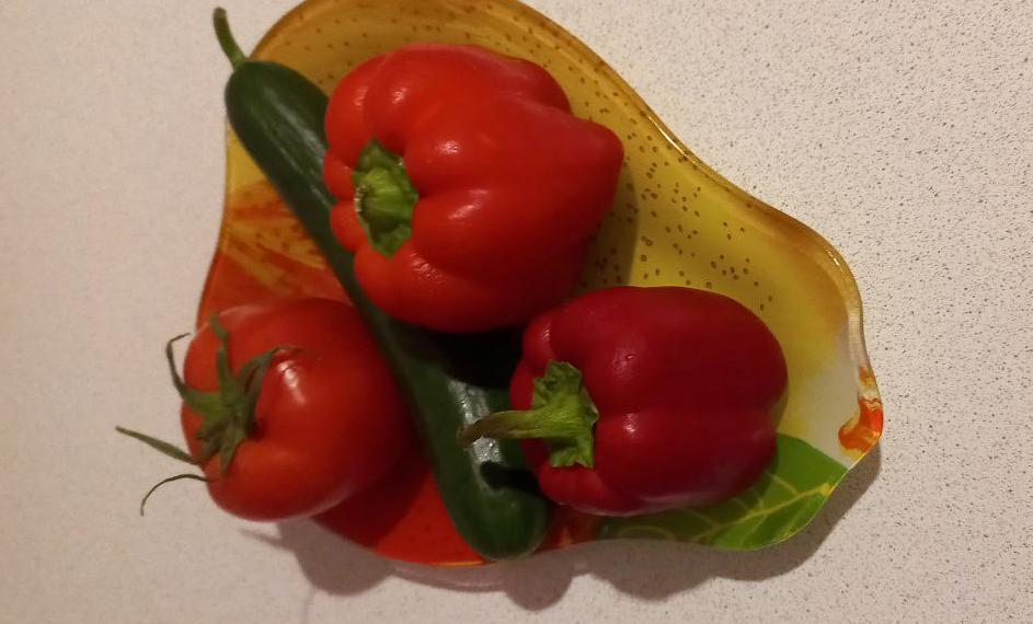                                      Помидоры, огурцы и перец - летние продукты