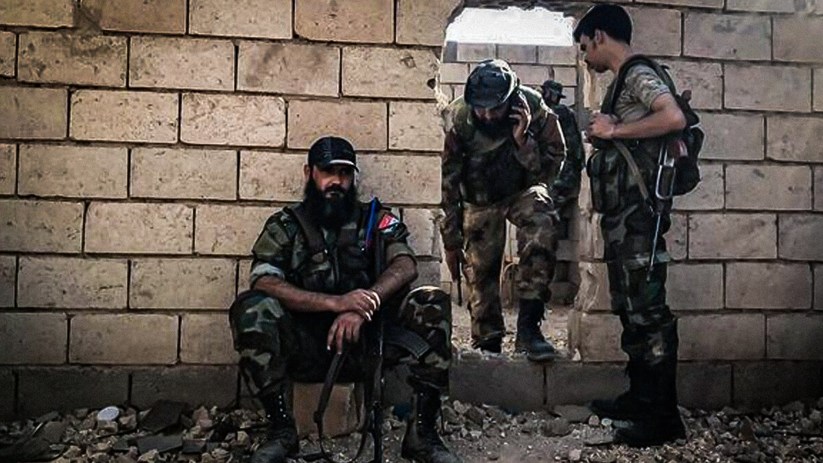 Проходы в стенах домов, заборов и т.д.