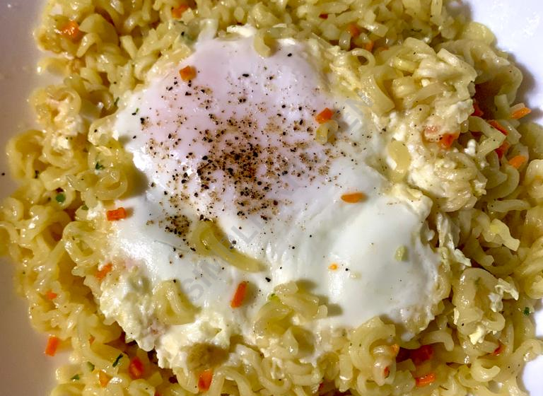 Лапша “Роллтон” с яйцом. 