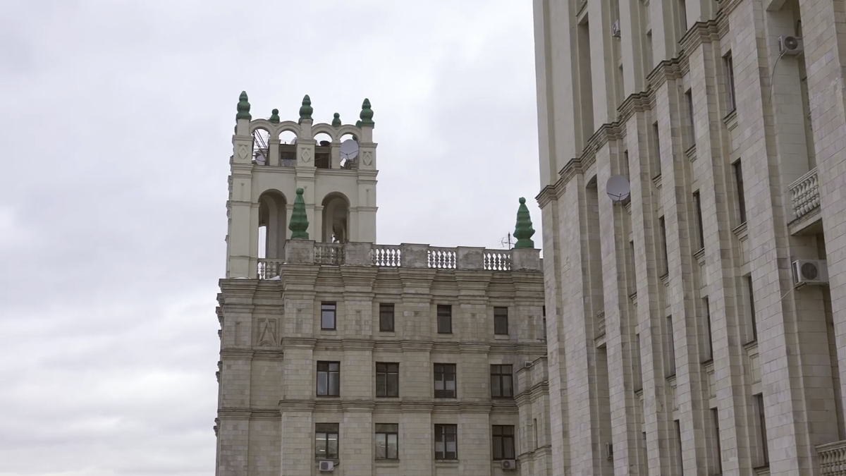 Башня высотки на Баррикадной.