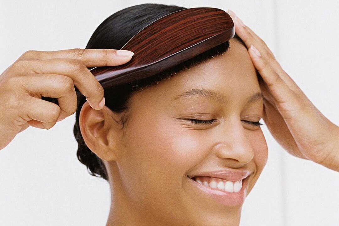     Бьюти-гаджет для волос, который должен быть в косметичке у каждой: 3 причины купить массажную щетку