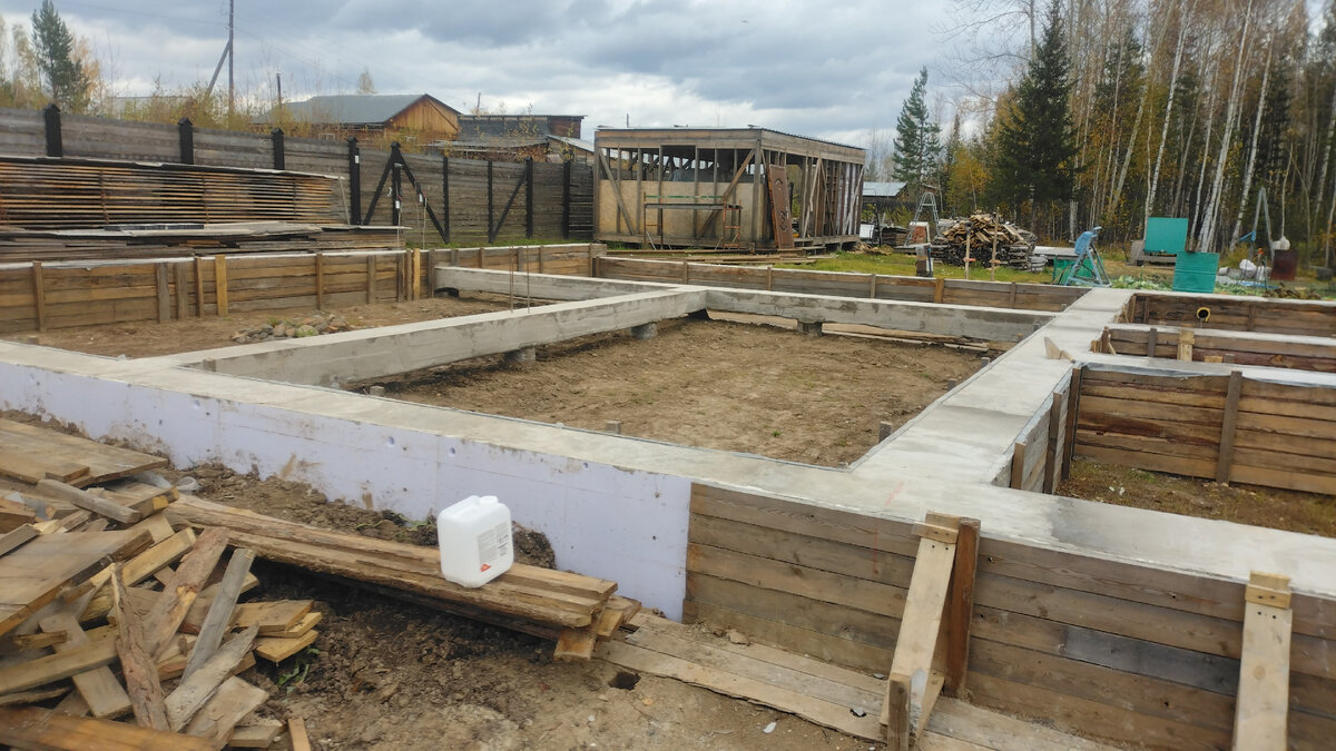 Снял опалубку с внутренних стен гаража