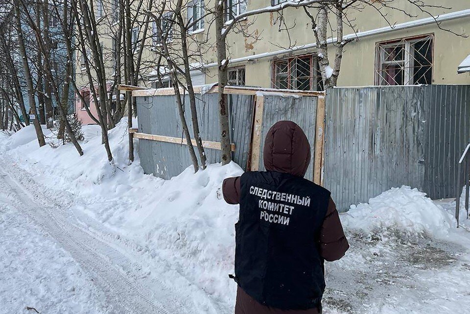     По словам очевидцев, мужчина упал на скамейку рядом с домом. Фото: СУ СКР по Мурманской области