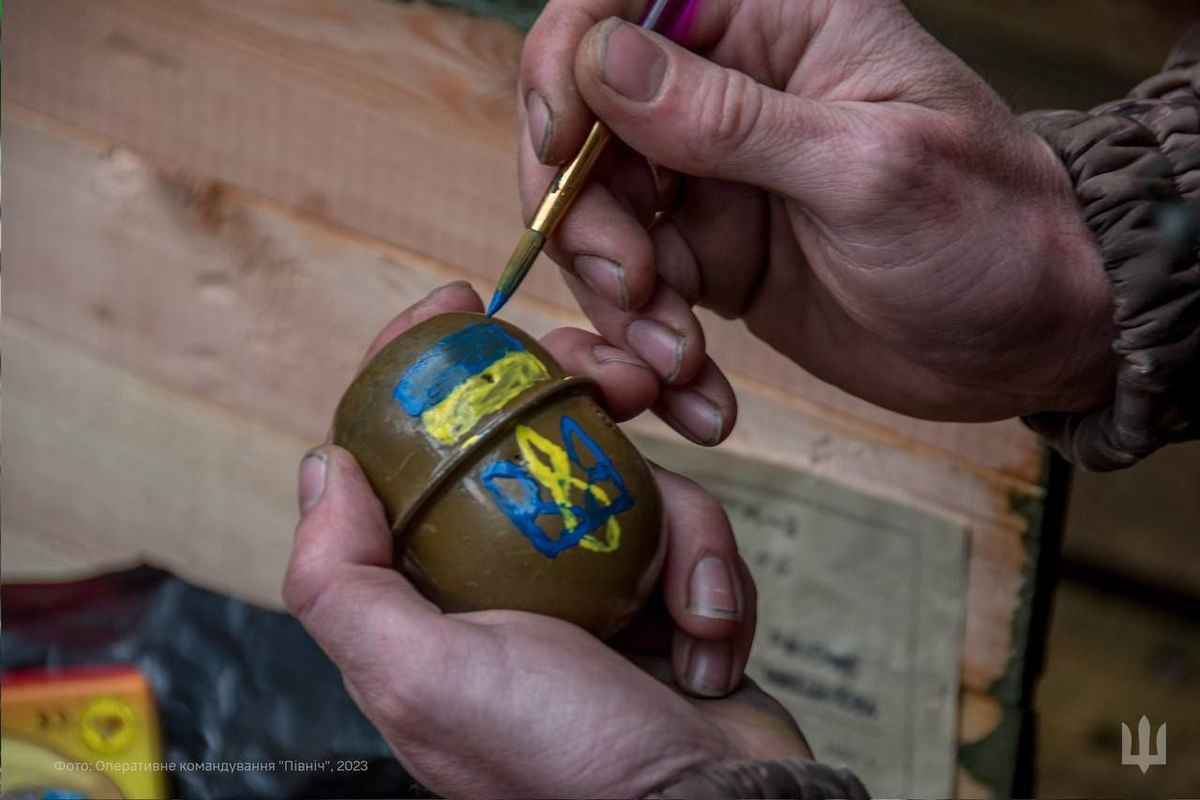 Пасха по-украински: ВСУ красят гранаты, в тылу украшают яйца "мёртвой головой"