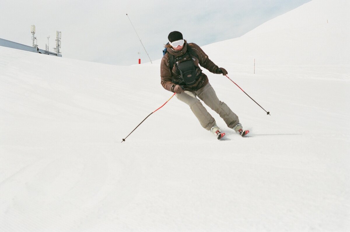 Для пожилых людей очень важно выходить на пенсию, когда ещё можно хоть немного заниматься физкультурой на дозированном для себя уровне после продолжительной многолетней трудовой деятельности, а не тогда, когда уже не можешь ходить пешком по лестнице. На фото я в апреле 2011 года катаюсь на горных лыжах в возрасте 53 лет в Швейцарском Самнауне. На пенсии по инвалидности с 51 года по общему заболеванию (хронический астматический бронхит с необратимым изменением лёгких). При поездках в горы у меня улучшалось самочувствие и на обратном пути я могла нести свой рюкзак весом до 30 кг + горные лыжи в чехле на небольшое расстояние, но этой высотной аклиматизации хватало только на несколько дней. Проблема была в работе на производстве с постоянной штурмовщиной в советское время в сильно загазованном помещении в течении 15 лет в качестве электроэрозиониста до 1992 года. Там то я и подорвала своё здоровье, только это происходило незаметно. 