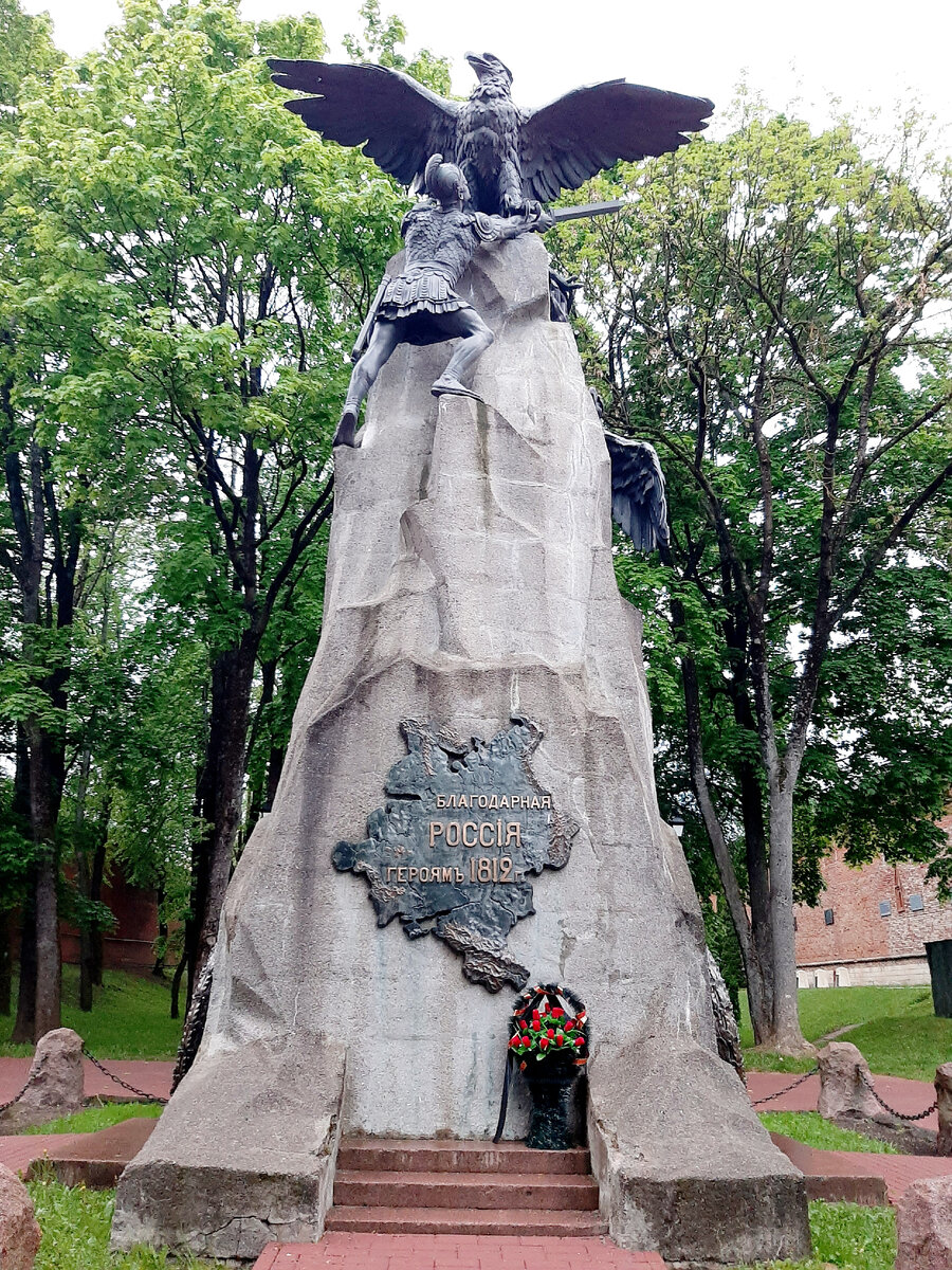 Один из памятников-обелисков, посвящённых защитникам города.