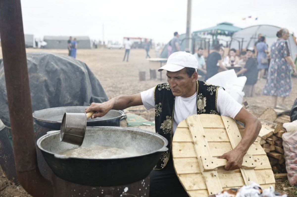    Гостей на Сабантуе в Астрахани угощают пловом и шурпой
