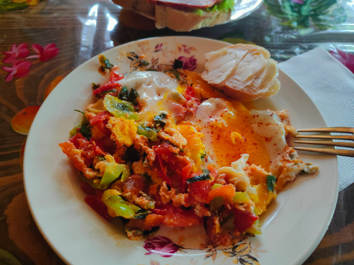 Яичница менемен с овощами; бутерброды с грудкой индейки; 