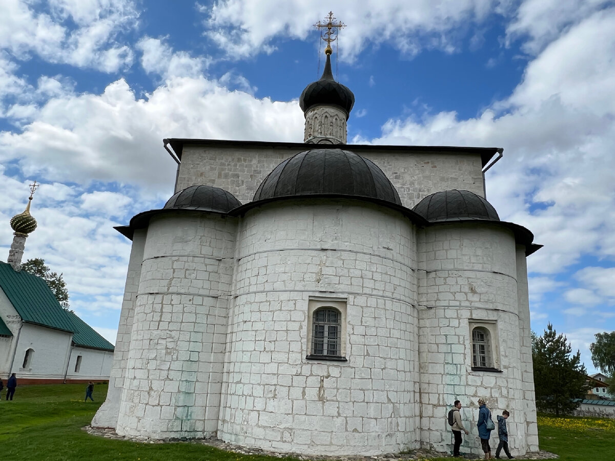 В 12 веке в древнем селе Кидекша (4км от Суздаля) находилась загородная резиденция суздальского князя Юрия Долгорукого.