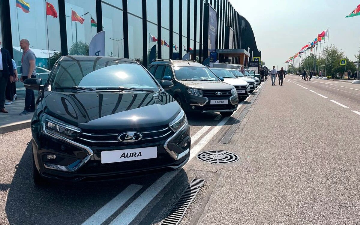 АвтоВАЗ показал новые модели на ПМЭФ-2023: от электрокара до кроссовера |  Auto People | Дзен