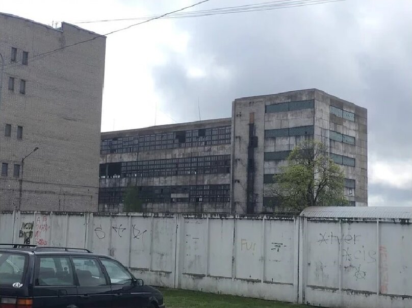 Одно из заброшенных промышленных предприятий Латвии