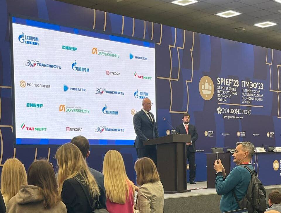 ЧИТАЙТЕ ТАКЖЕНефтегазовый ИЦК дал побег в форме консорциума
Девять российских нефтегазовых компаний решили создать индустриальный консорциум, который обеспечит отечественными ИТ-решениями нефтегазовое и нефтехимическое производство, а также сферу недропользования. Однако не все участники ИЦК "Нефтегаз, нефтехимия и недропользование" разделяют эту идею. Другие ИЦК создание подобных консорциумов не планируют.