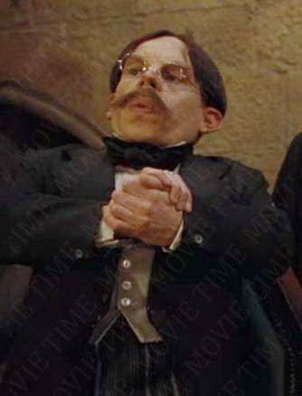      Уорик Девис в роли профессора Флитвика с 4й части фильма