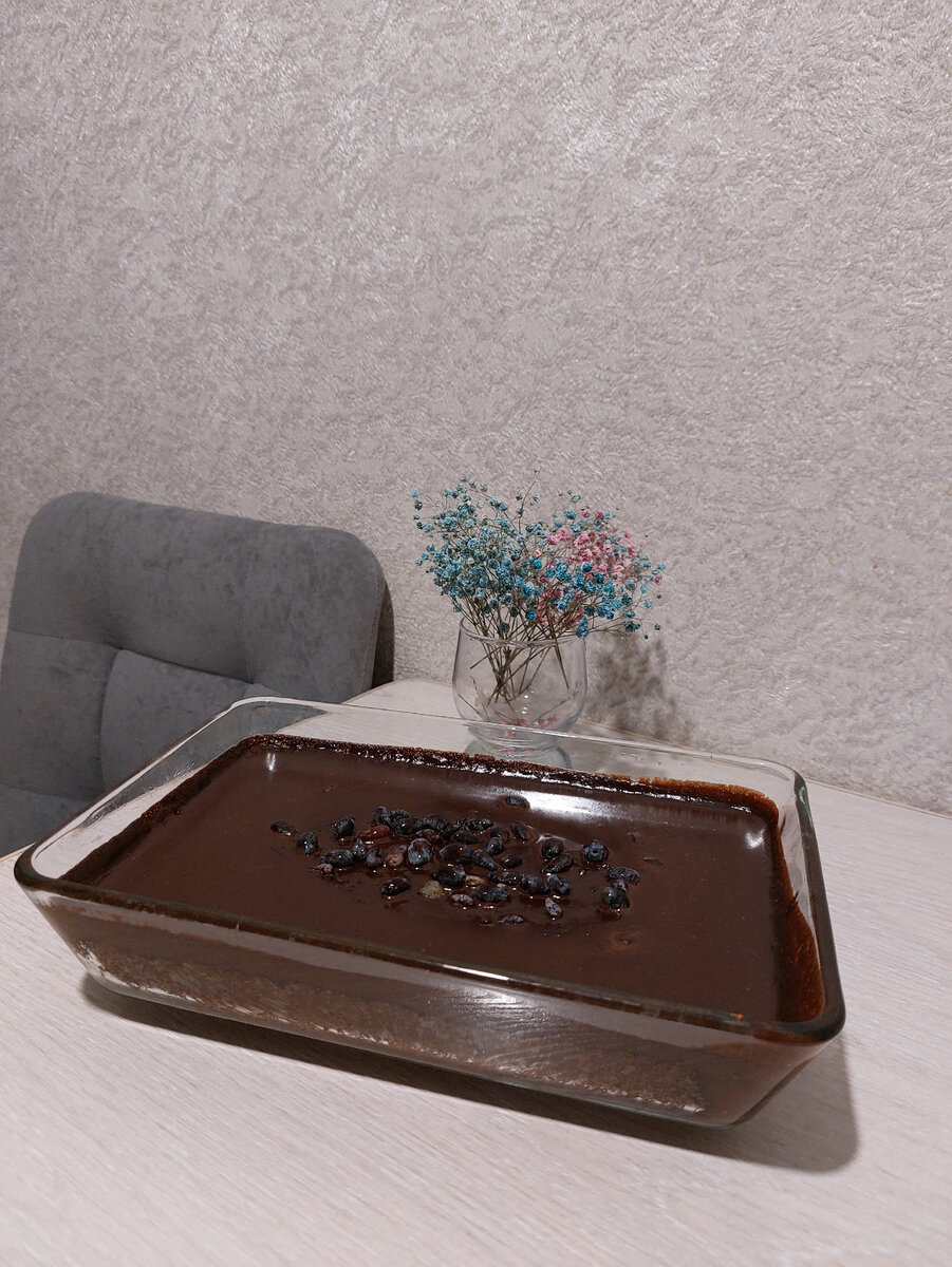 4 банана,4 яйца,2 ст.л. какао,шоколад тёмный плитка,5ст.л.молока,1ч.л. разрыхлителя. ПРИГОТОВЛЕНИЕ: бананы взбить блендером,яйца миксером соединить.Всыпать какао и разрыхлитель,тщательно смешать.Залить в форму выпекать 40мин при 180градусах.Плитку шоколада растопить смешать с молоком,как брауни остынет залить шоколадом украсить по желанию у меня жимолость.Очень рекомендую!