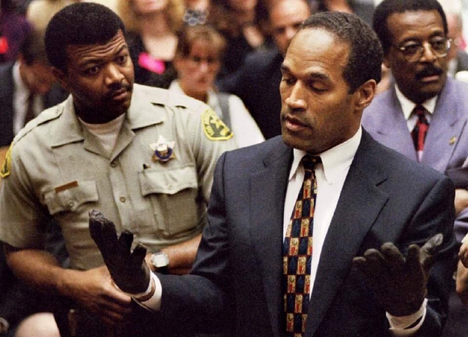 О.Джей Симпсон меряет перчатки в суде