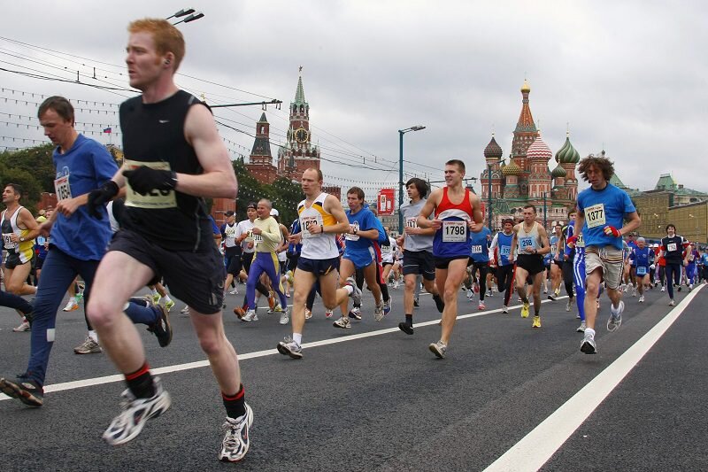 Московский полумарафон апрель. Московский марафон. Спортивные мероприятия в России. Бегуны Московский марафон. Массовый спорт.