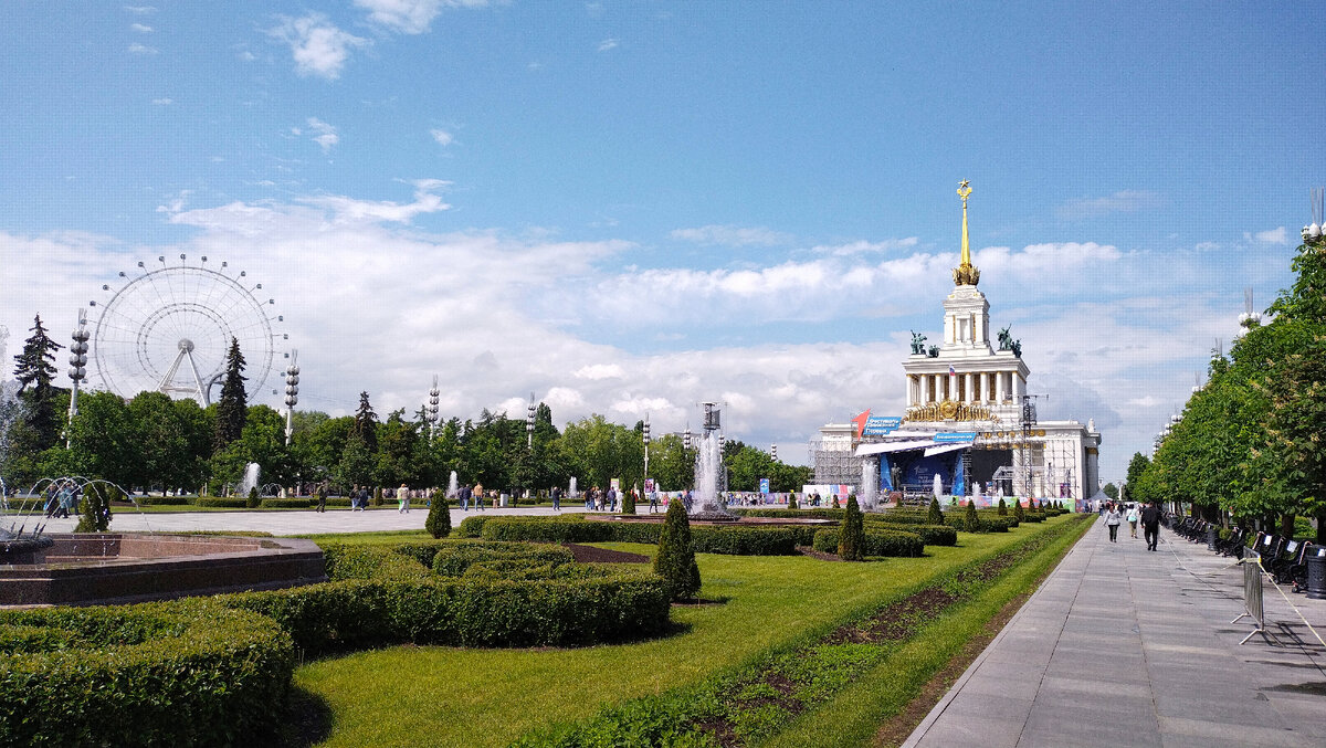Аллея ведущая к центральному павильону