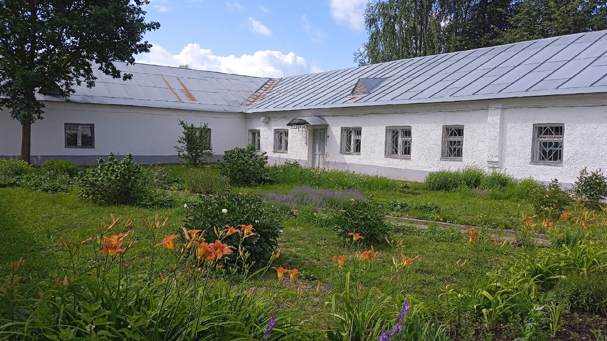 Располагается этот Дом в зданиях бывшего Николо-Бельского монастыря.