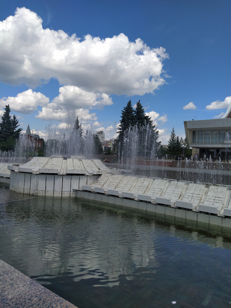 Музыкальный фонтан на Театральной площади. Фото: Удивительный АльбОМСК 