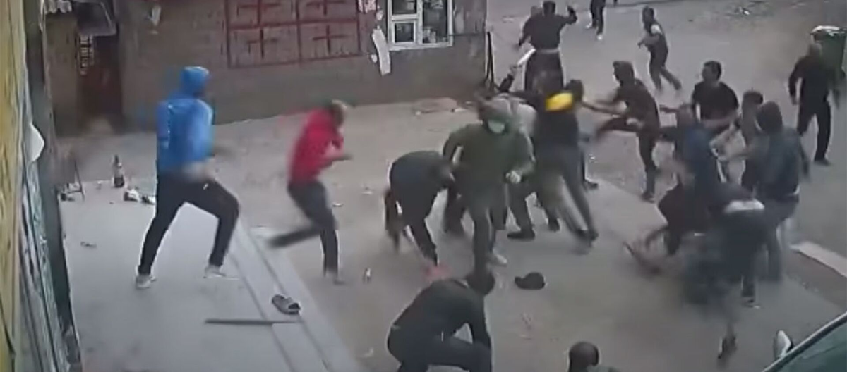 Драка толпа на толпу. Массовая драка мигрантов. Массовая драка таджиков и киргизов в Москве