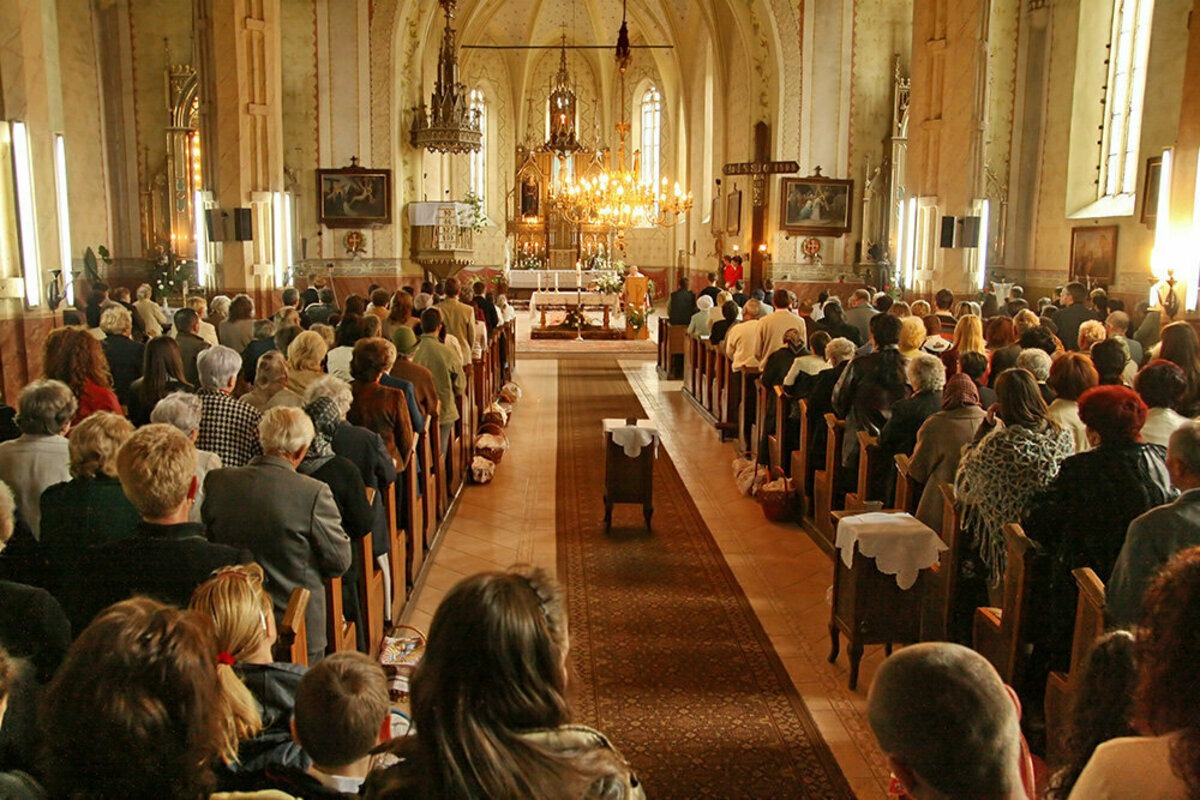 Почему католическая церковь. Служба в католической церкви. Church Католические протестантизм. Христианская Церковь католики православные протестанты. Католическая Церковь паства.