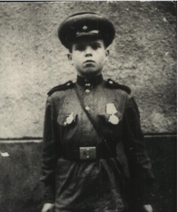 Валя ДОНЧИК - его послужной список начался в частях 65-й армии, потом он стал воспитанником 218-го запасного стрелкового полка, дважды направлялся в суворовское военное училище, но из-за отсутствия свободных мест поступить на учебу не смог, позже был определен в Ташкентское военное музыкальное училище, из которого тут же сбежал на фронт... Был подобран артиллеристами из самоходного полка 4-го гвардейского кавалерийского Краснознаменного орденов Суворова и Кутузова Померанского корпуса. В полку был еще один воспитанник - двенадцатилетний Толя КОРОЛЕВ. После окончания войны Валя Дончик и Толя Королев стали учениками-наборщиками в типографии одной из армейских газет. Там они познакомились еще с одним воспитанником - Сережей АЛЕКСЕЕВЫМ, который прибыл из какого-то зенитного полка. 