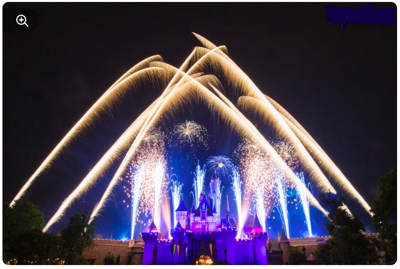 Праздничный салют в Диснейленде