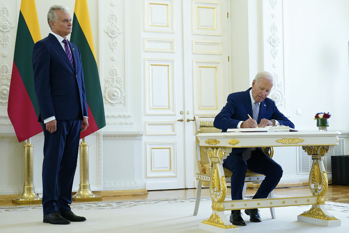 Президент Литвы Гитанас Науседа и президент США Джо Байден на саммите НАТО в Вильнюсе, Литва, 11 июля, 2023 // AP Photo / Susan Walsh