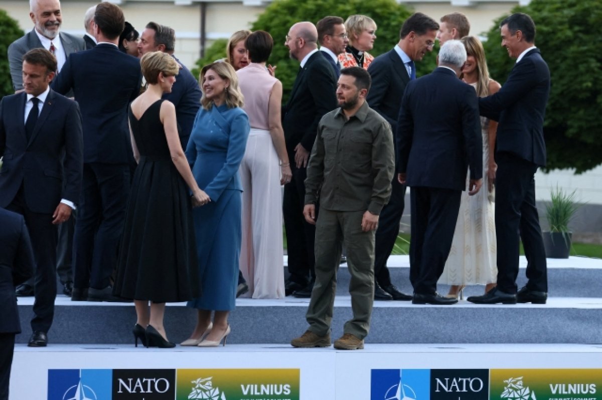    Захарова оценила фото с одиноким Зеленским на саммите НАТО
