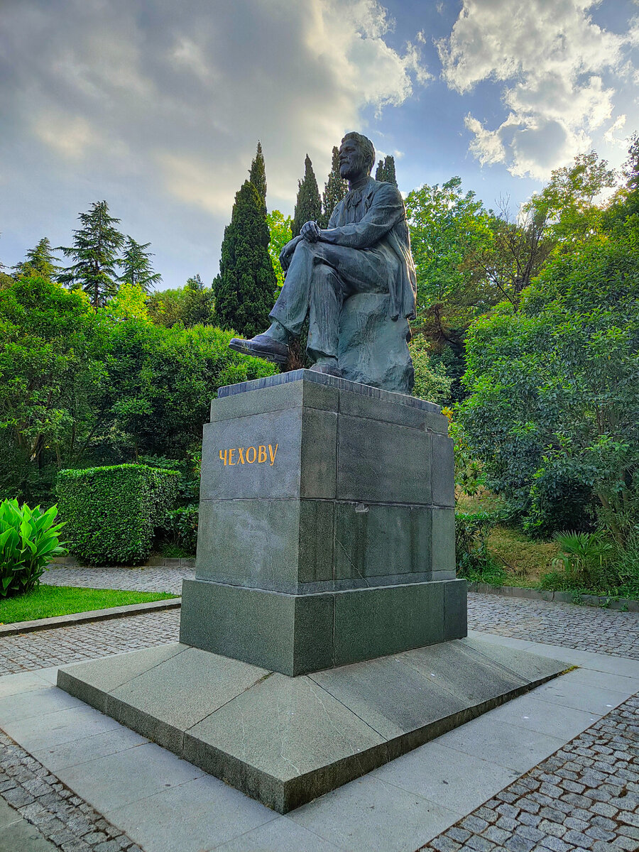 Памятник А.П. Чехову в Ялте