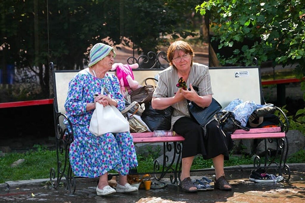 Бабушка в другом городе. Старушки на лавочке. Бабушки на лавке. Бабушки Сплетницы на лавочке. Бабки на лавке.