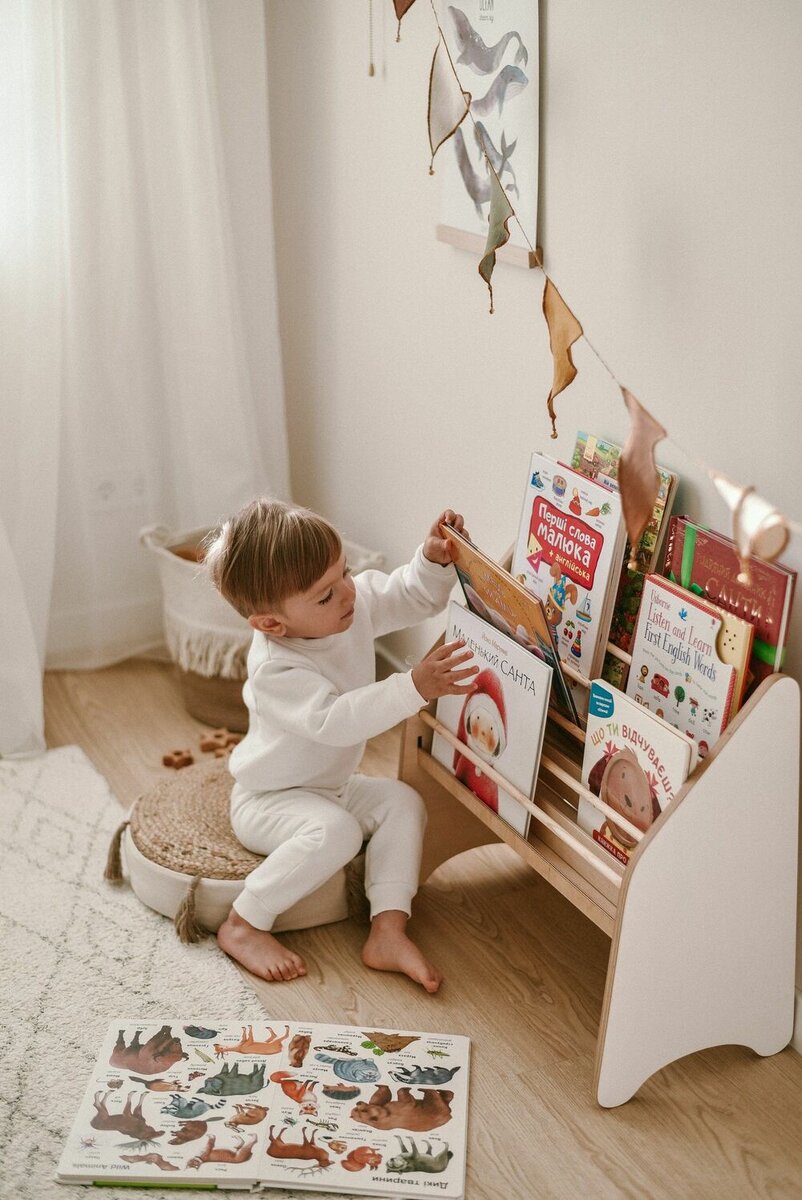 Своя детская библиотека нужна ребенку даже, когда он еще не умеет различать буквы. Малыши очень любят «читать» книги по-своему, разглядывая картинки и вспоминая текст, который уже читал им взрослый.-2