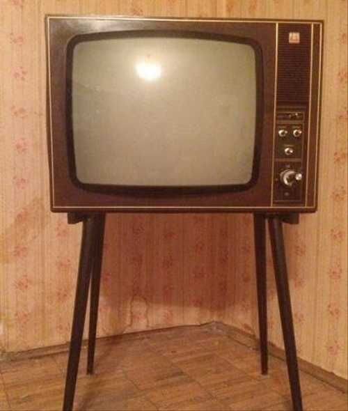 Примерно такой телевизор стоял у родителей.