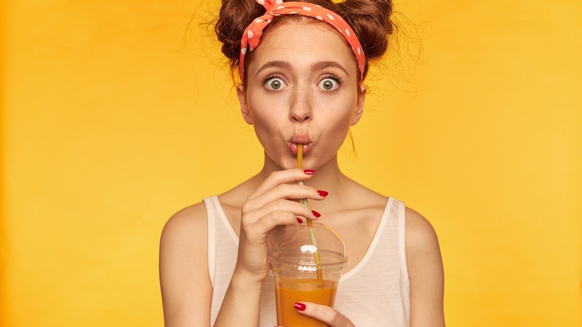    Девушка пьет сок