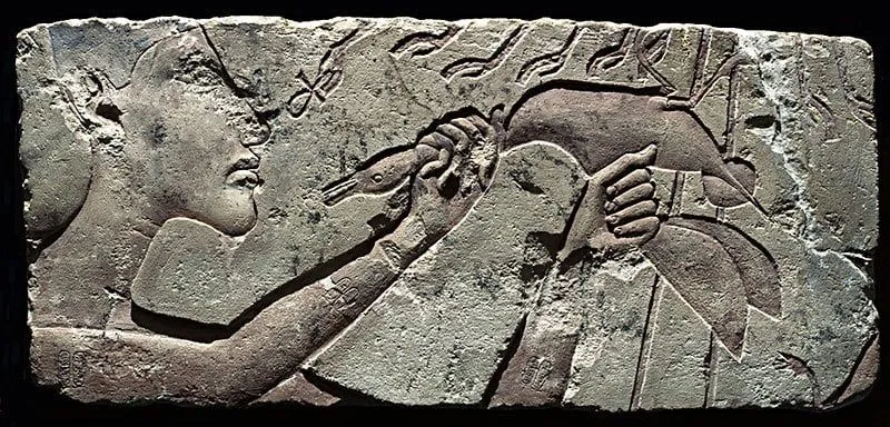 Бешеный приносит жертву Атону.