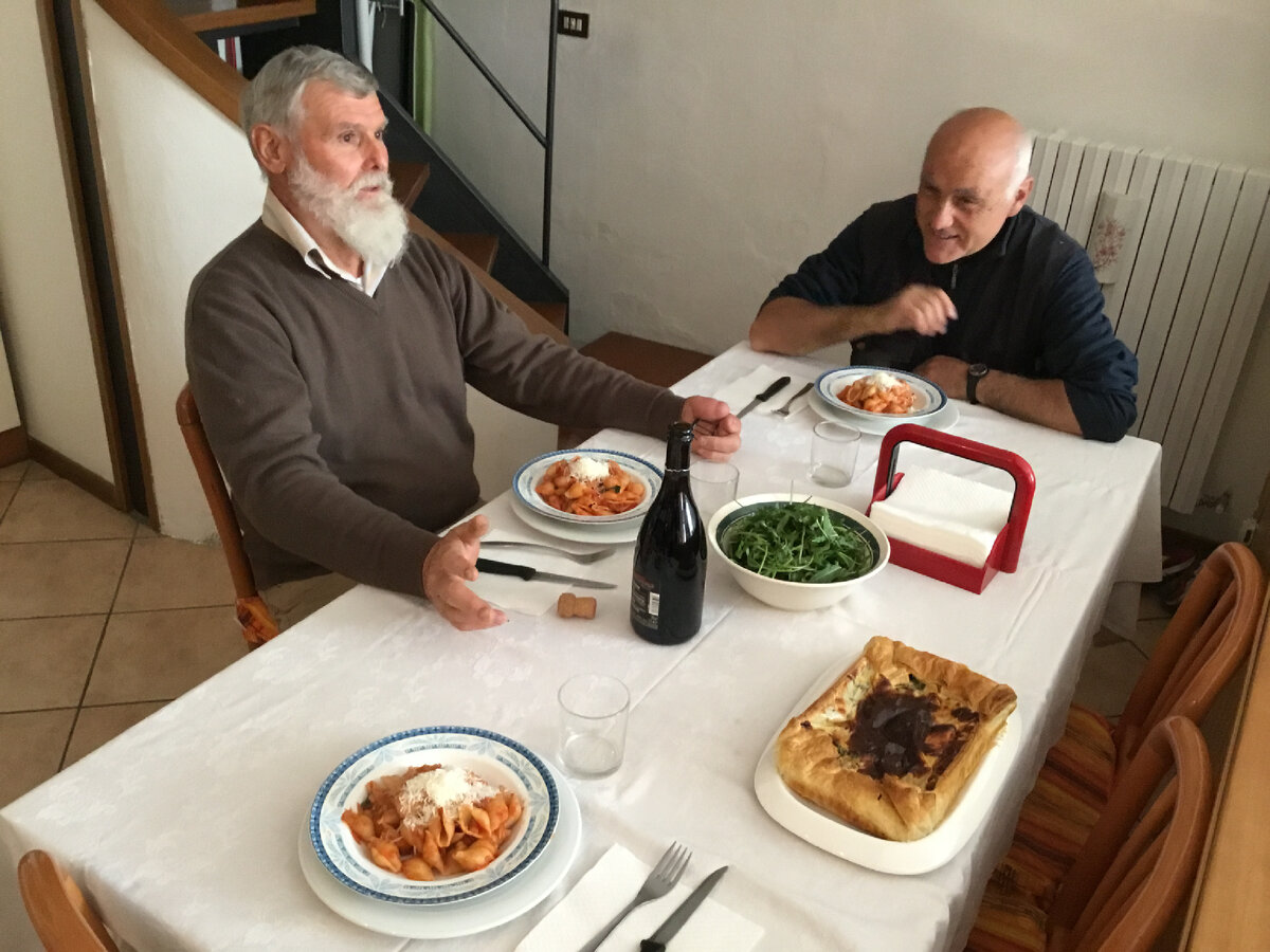 На первое макароны с томатным соусом и баклажаном, слоеный луковый пирог и салат из рукколы с бифштексами из куриной грудинки. А десерт на фото выше. 