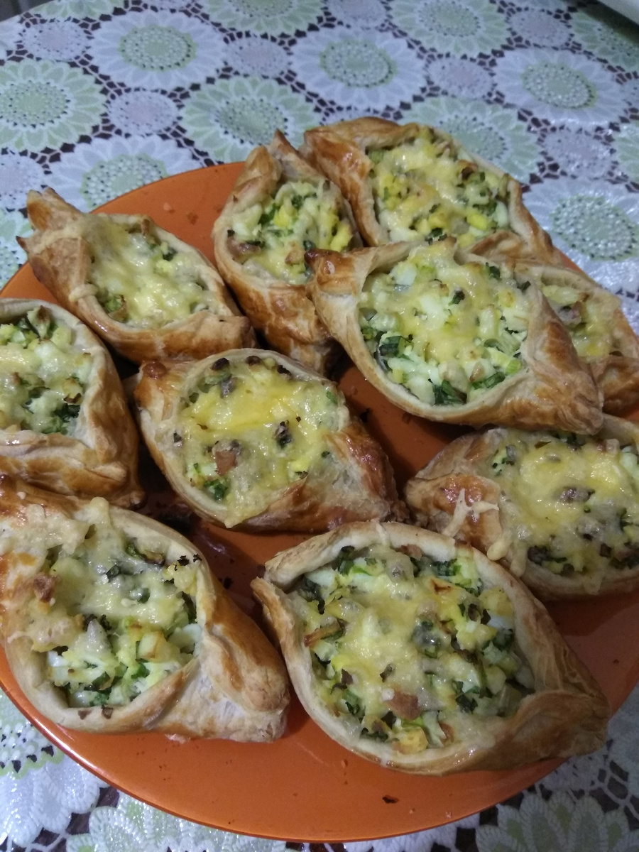 Пирожки-лодочки из слоеного теста