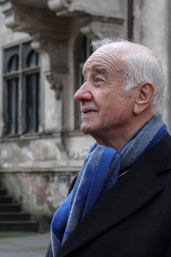  Когда в 2011 году Армин Мюллер-Шталь все-таки посетил родной город и увидел «умирающий» дом своего детства, он заплакал.