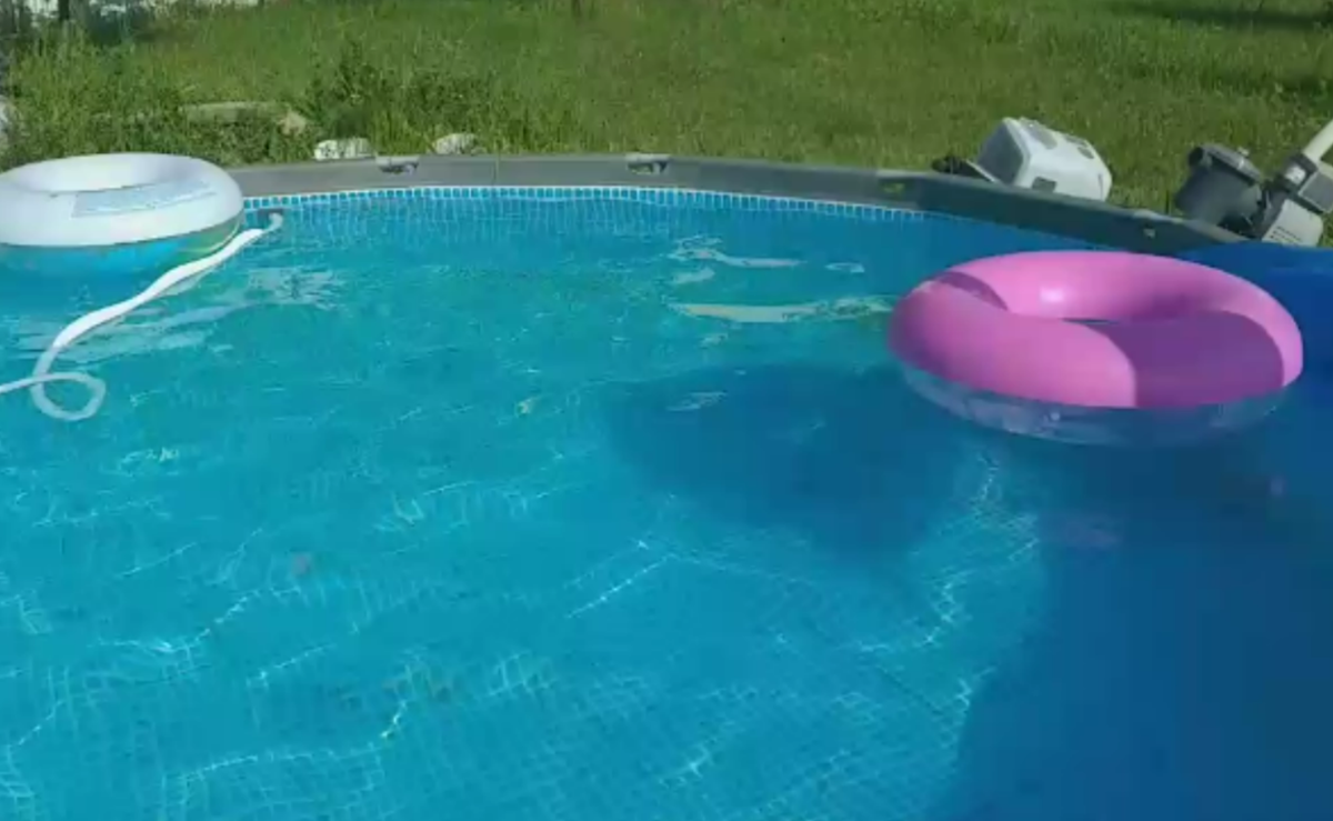 Бассейн с кристально чистой водой