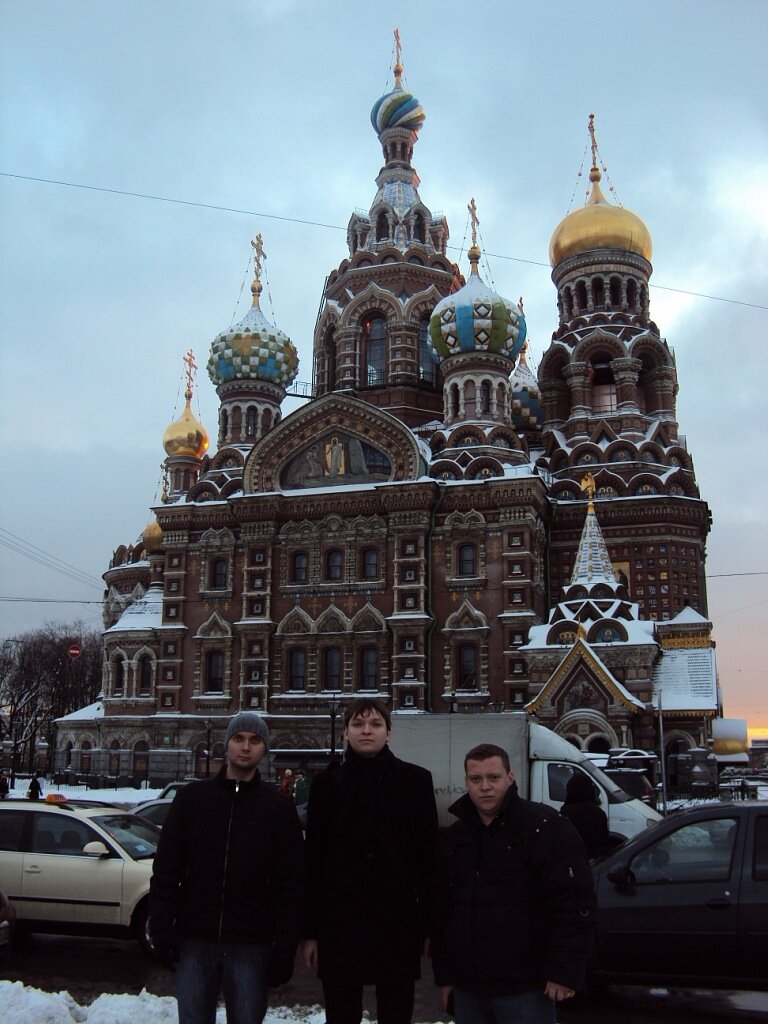 Автор в центре композиции