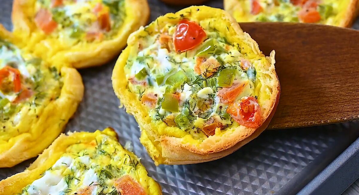 Чудесный домашний завтрак из яиц и овощей в виде ароматных мини-пицц порадует и взрослых, и детей! Фото: cooktoria.com