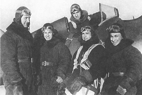 Летчики учебной эскадрильи запасного авиаполка возле самолета (Микоян в кабине).