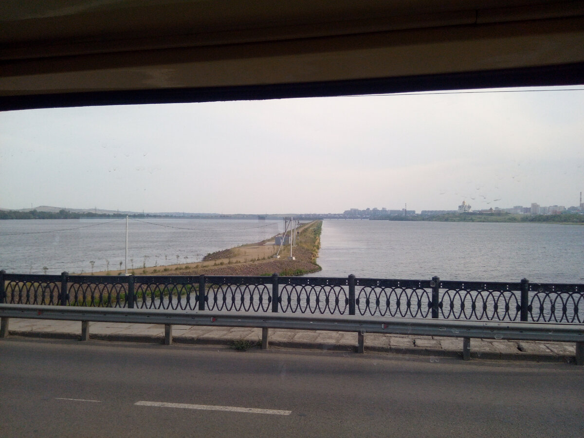 Вид с моста южного перехода. 