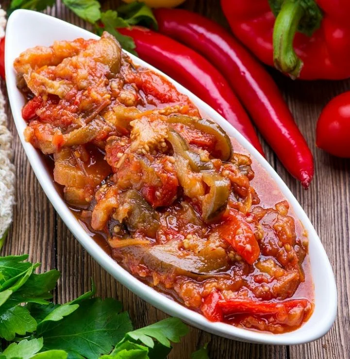 Перец болгарский баклажан помидор чеснок рецепт. Соус томатный с овощами. Блюда из баклажанов. Баклажаны с помидорами. Баклажаны в соусе.