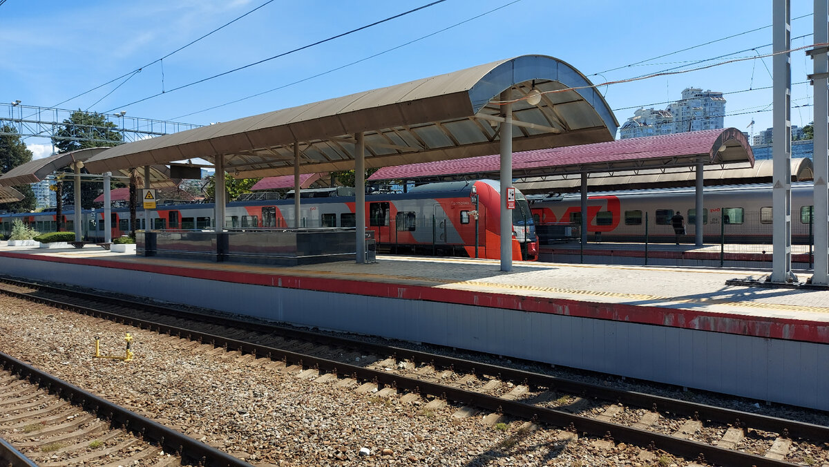 На 4-ом пути стоит Ласточка, за ней стоит на 7-ом пассажирский 460С Адлер - Тамбов.