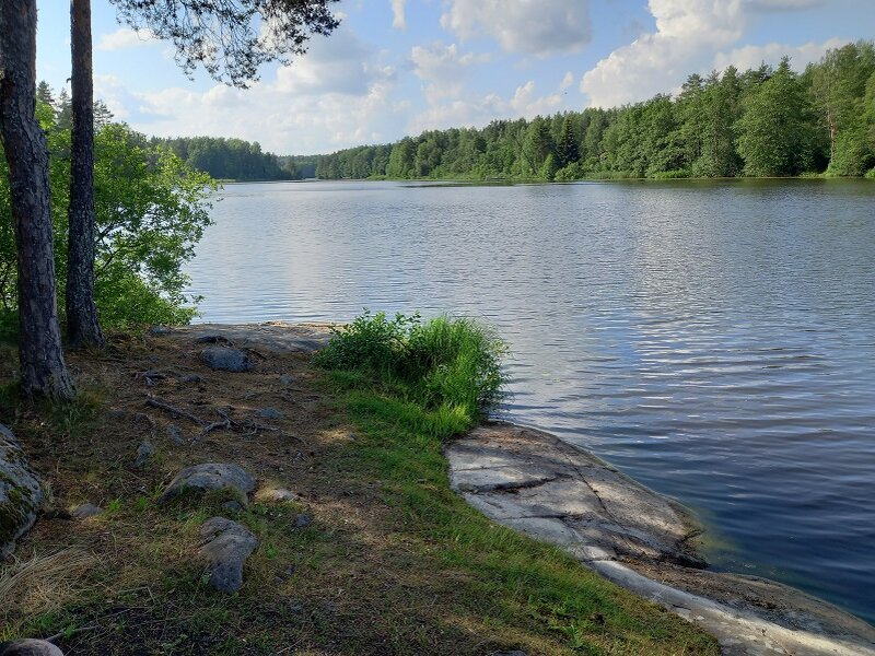 Каменный берег озера. Фото автора.