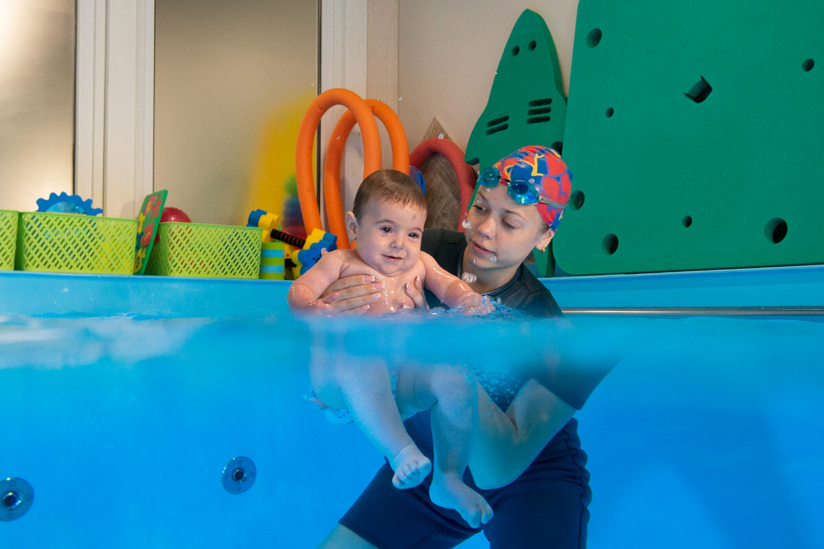 бассейн - это место, где ребёнок контактирует с окружающими, а также развивается физически и эмоционально.