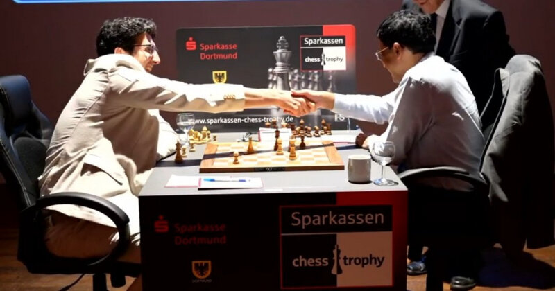 
 Сдача. (Фото: twitter.com/chesscom_in)