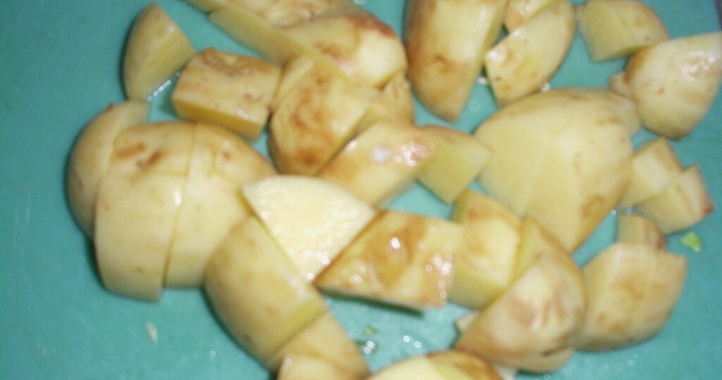 Картофель, нарезанный кубиками для летнего украинского борща. Лично фото автора блога Житейская проза