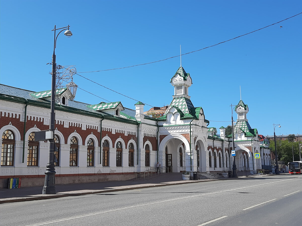 Вид на вокзал с улицы Монастырской